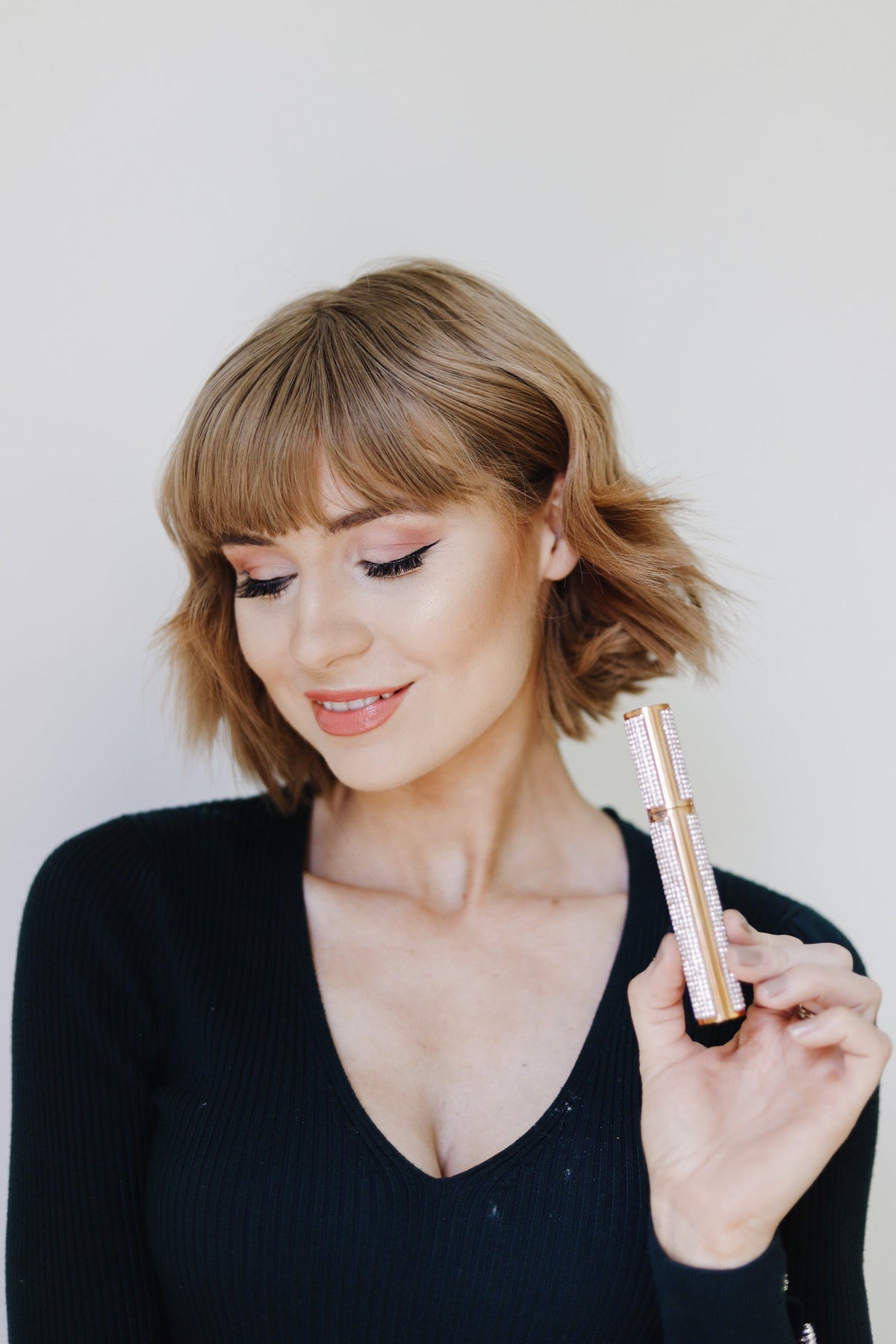 Mega Volume Vegan Mascara Black and Blue – Smudge-Proof with Handmade Diamond Case