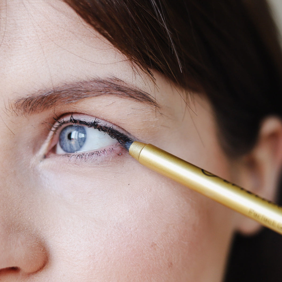 Soft-Glide Kajal Eyeliner Pen – Smudge-Resistant, Comfortable Wear for Sensitive Eyes
